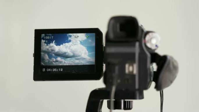 数码迷你数码摄像机液晶显示屏上播放录制的电影