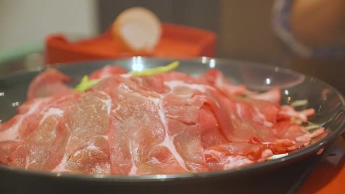 泰式火锅寿喜烧收肉。