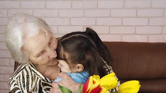 一个小女孩给祖母送花。