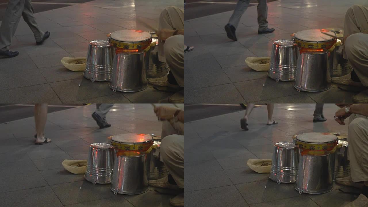 街头音乐家鼓手在水桶上演奏，慢动作
