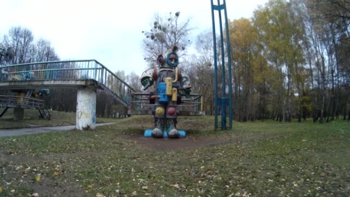 Khmelnytskyi乌克兰11 03 2016.巨型机械宇航员机器人在公园里移动头。