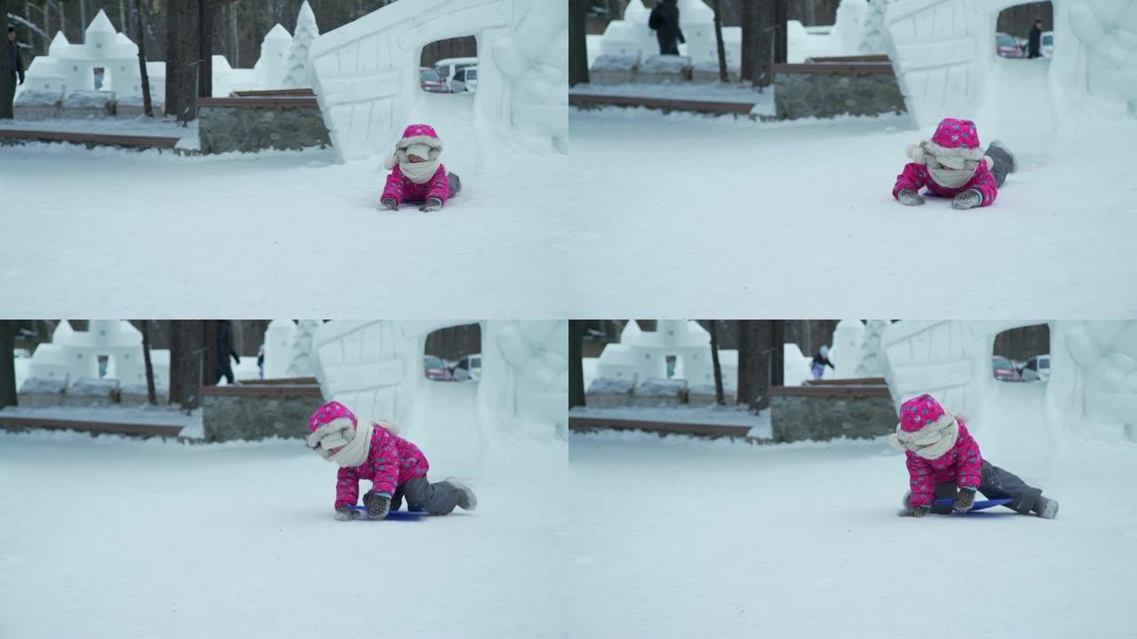小女孩在冰滑梯上快速骑行