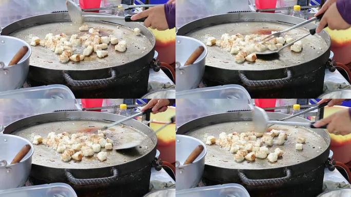 烹饪概念: 在泰国的泰国街头食品市场或餐厅出售的炸贻贝煎饼或脆炸牡蛎煎饼或用蛋糊 (Hoi Tod)