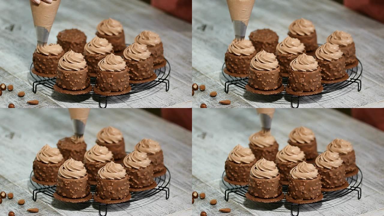 装饰巧克力迷你慕斯蛋糕。巧克力榛子慕斯蛋糕覆盖巧克力釉。