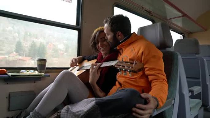 年轻夫妇喜欢乘火车旅行