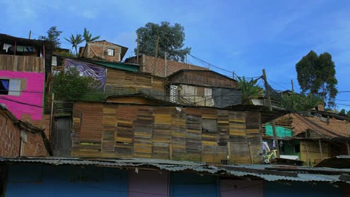 哥伦比亚麦德林贫民窟郊区的棚屋-拉丁美洲