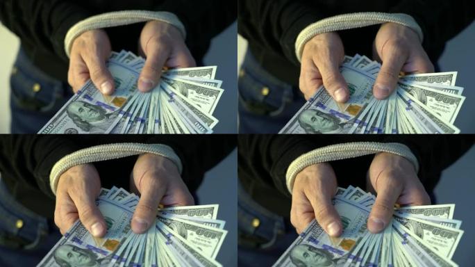 男性用绳子绑着一堆钱美元钞票，金融监管概念
