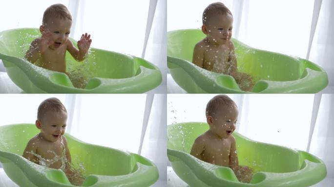 婴儿洗澡，微笑的小男孩洗澡时被玩水