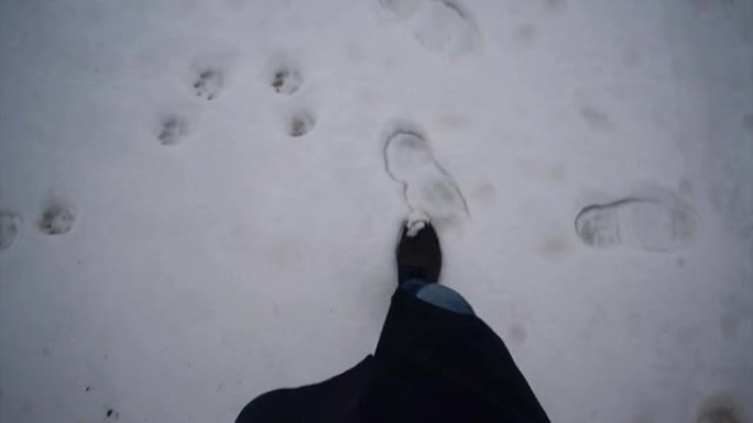 老式镜头男子在雪和沙子上行走-股票视频