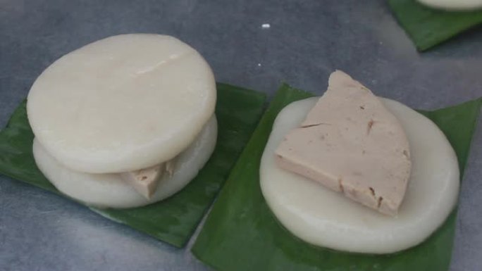 人们制作圆形糯米糕，越南