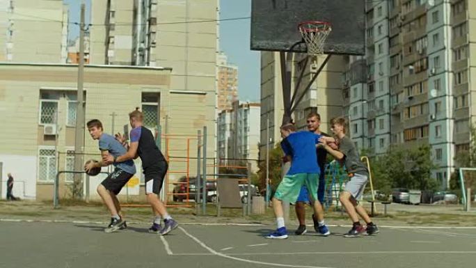 篮球运动员在球场上跳投