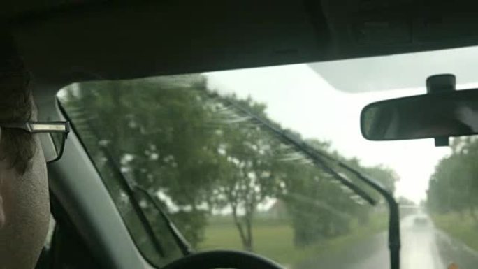 驾驶汽车，倾盆大雨，大雨，驾驶员和乘客的视角