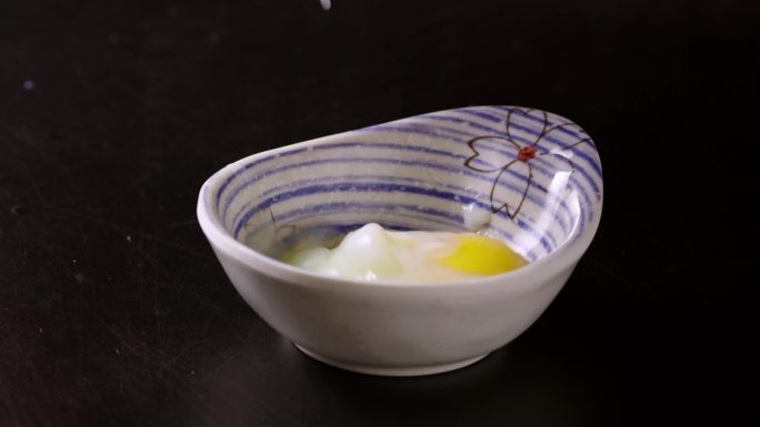 温泉蛋被打到碗里
