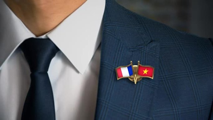 商人走向相机与朋友的国家国旗别针法国-越南