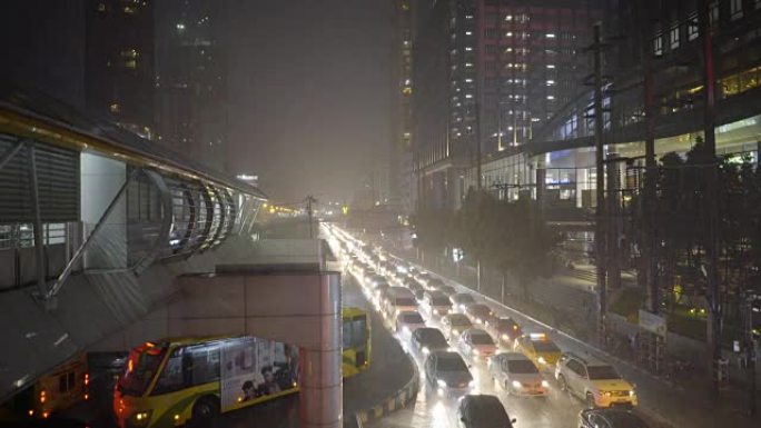下雨城市的交通堵塞