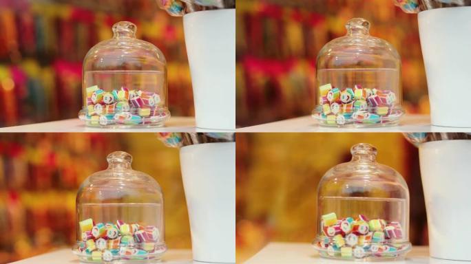 玻璃碗中的彩色混合糖果特写