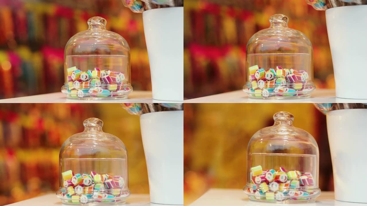 玻璃碗中的彩色混合糖果特写
