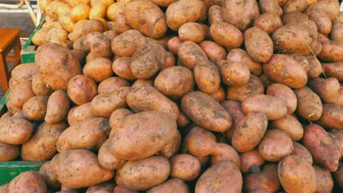 街头市场上的土豆展示