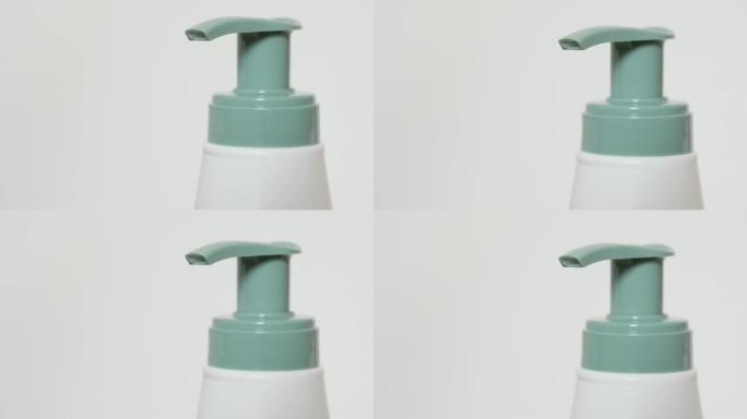 倾斜塑料泵液体分配器，用于手和身体油特写