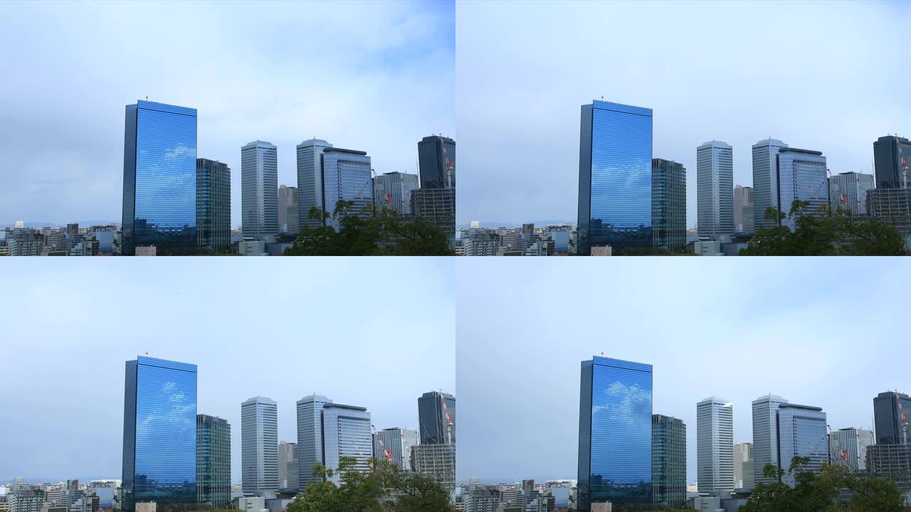 在日本大阪的建筑物上移动云