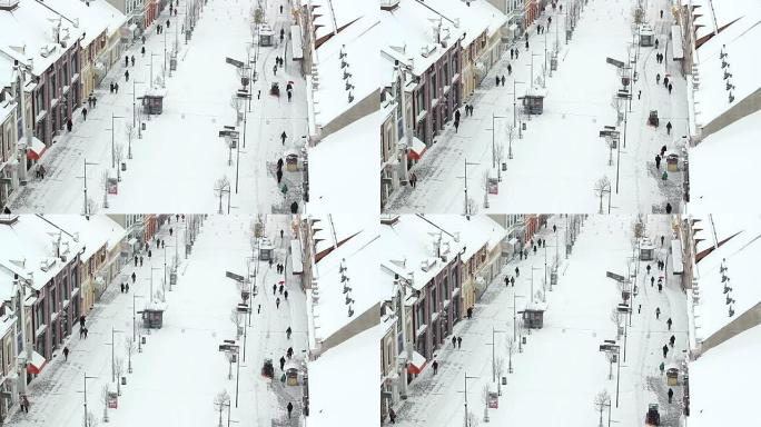 在暴风雨中工作的城市雪犁