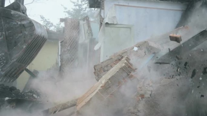 空荡荡的破碎房屋被摧毁
