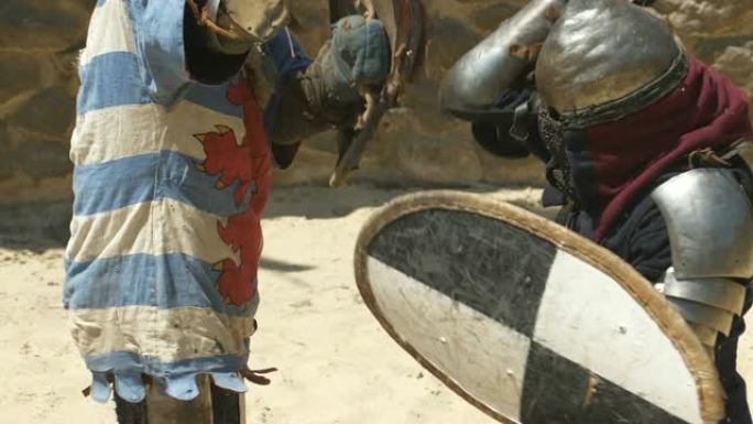 手持剑的盔甲战士站在竞技场的中间，从底部到顶部