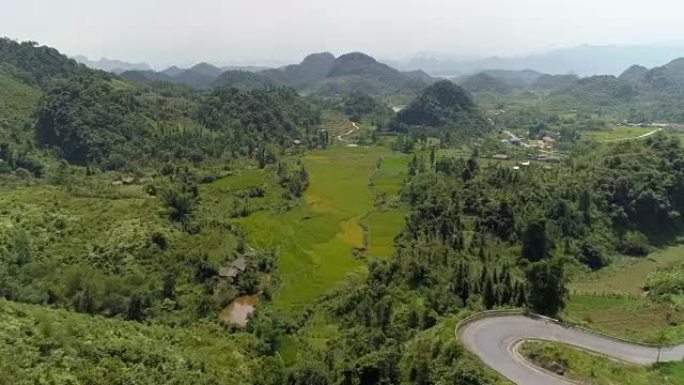 位于河江泉坝区潭山镇的无人机稻田鸟瞰图4k视频。