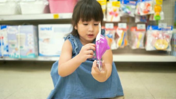 小女孩在超市购物开心，慢动作
