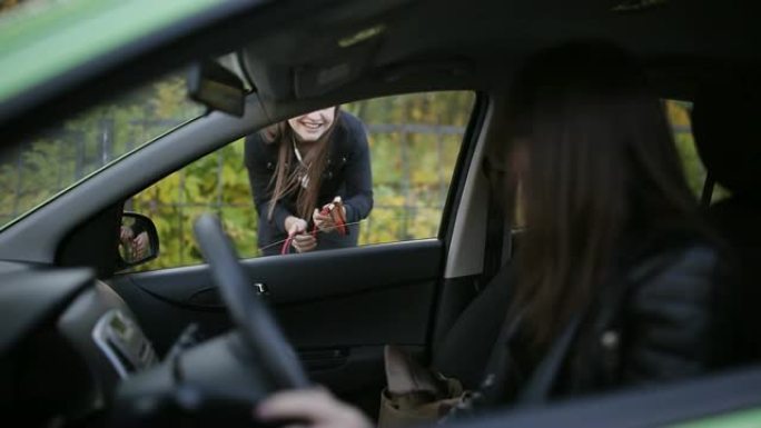 女孩停下汽车，要求驾驶员跳电池以启动汽车。