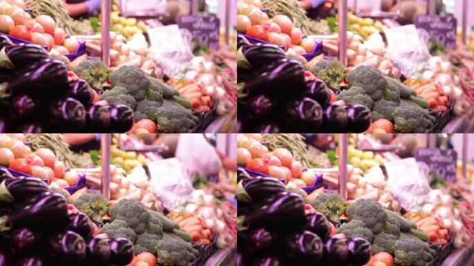 蔬菜在市场的蔬菜水果商柜台上展出