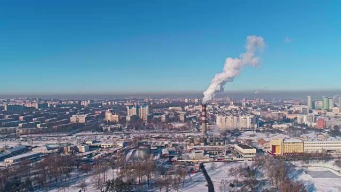 生态不好。位于住宅区中心的火力发电厂，从高高的管道中冒出浓烟，污染了城市的大气。空中无人机视频。