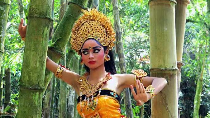 年轻的巴厘岛舞者在竹林中表演Legong舞蹈