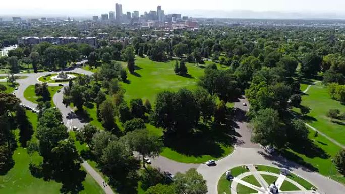 科罗拉多州丹佛市上方的空中无人机视图城市公园现代建筑布局