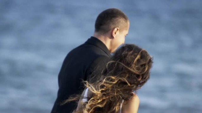 在海滩上奔跑的肖像婚礼夫妇