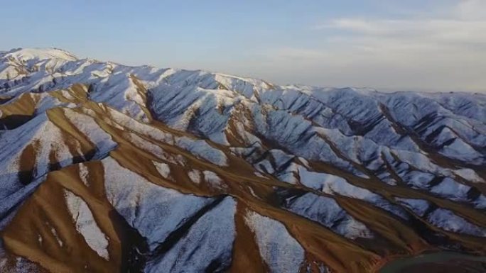 中国新疆的雪山风光