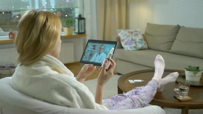 医学在线。年轻女子在家使用视频聊天咨询医生