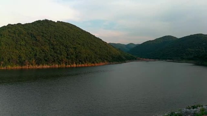 著名的地方，雾，湖，夏天，日出-黎明