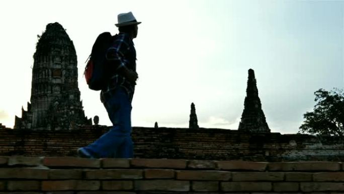 带背包的亚洲老人正在Chaiwatthanaram Wat散步。古代和历史景点以及泰国大城府最重要的