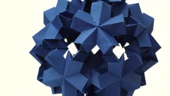 蓝色折纸改造尖刺球。