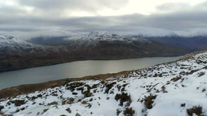 苏格兰山脉和积雪覆盖的湖