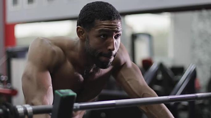 一个在健身房锻炼的快乐黑人。