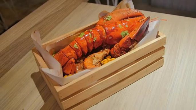 在方形木箱上煮熟的龙虾。准备吃饭。餐厅食物。