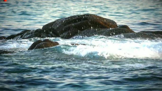 海浪撞击海洋宏观上的一块岩石