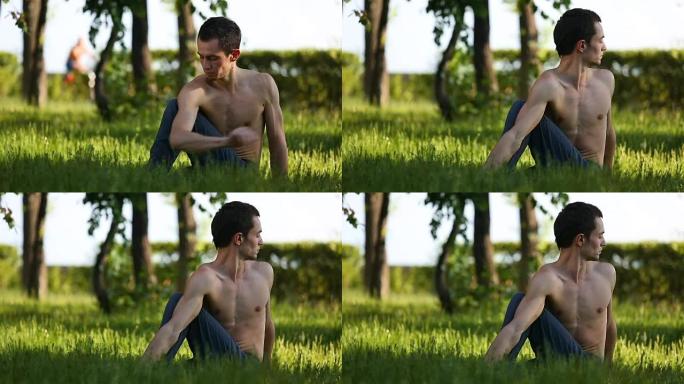 专业瑜伽男子在公园练习。裸胸的男人做瑜伽姿势