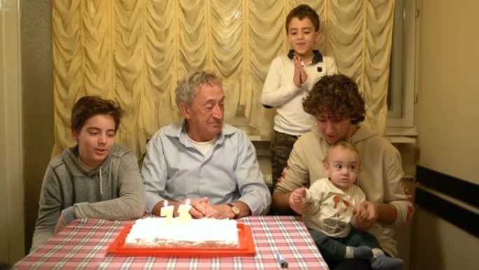 爷爷吹灭生日蛋糕上的蜡烛