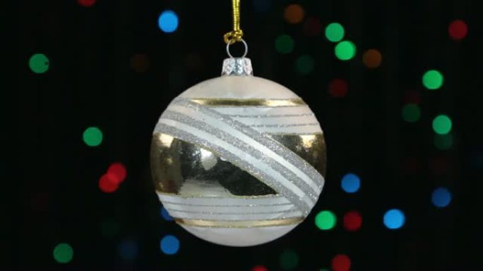 圣诞装饰品，球挂在闪烁的灯光背景上。