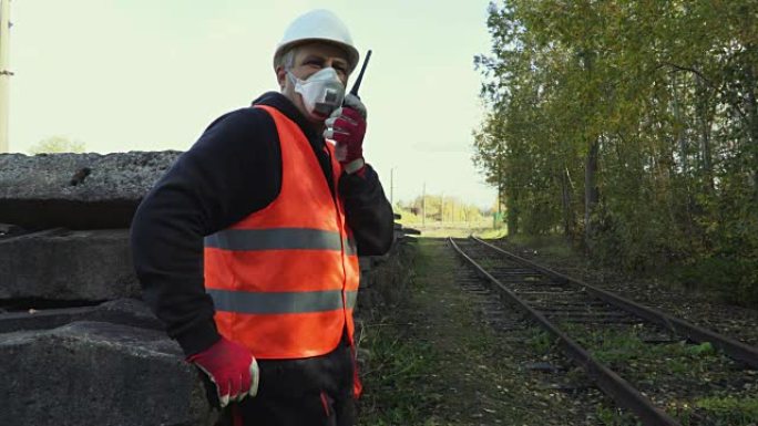 铁路空气面罩中的铁路检查员