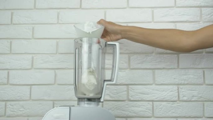 在搅拌机中制备奶昔。