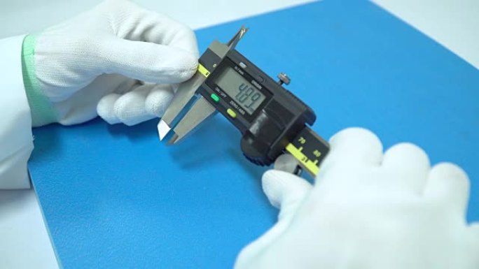 科学家正在创新研究实验室中使用精确的游标卡尺设备来测量物体。